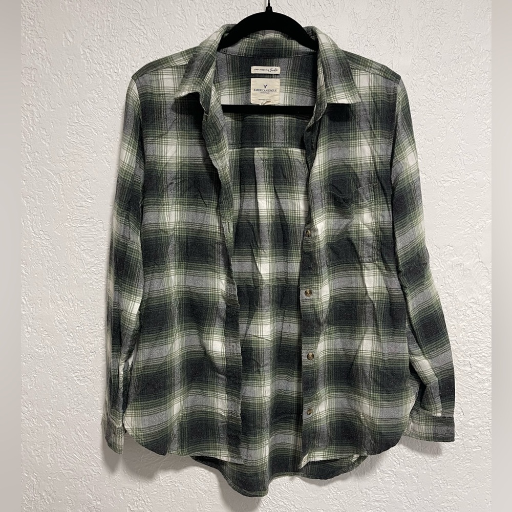 AE FLANNEL. SIZE MED. GREEN/GREY/BLACK. INSANELY SOFT. BOYFRIEND FIT.